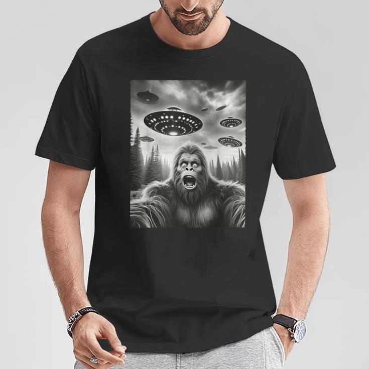 Space Meme Bigfoot Selfie With Ufos Sasquatch Alien T-Shirt Funny Gifts