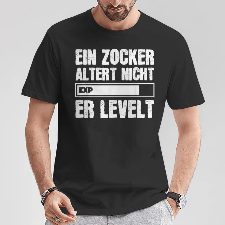 Gamer Birthday Saying Ein Zocker Altert Nicht Er Levelt T-Shirt Lustige Geschenke