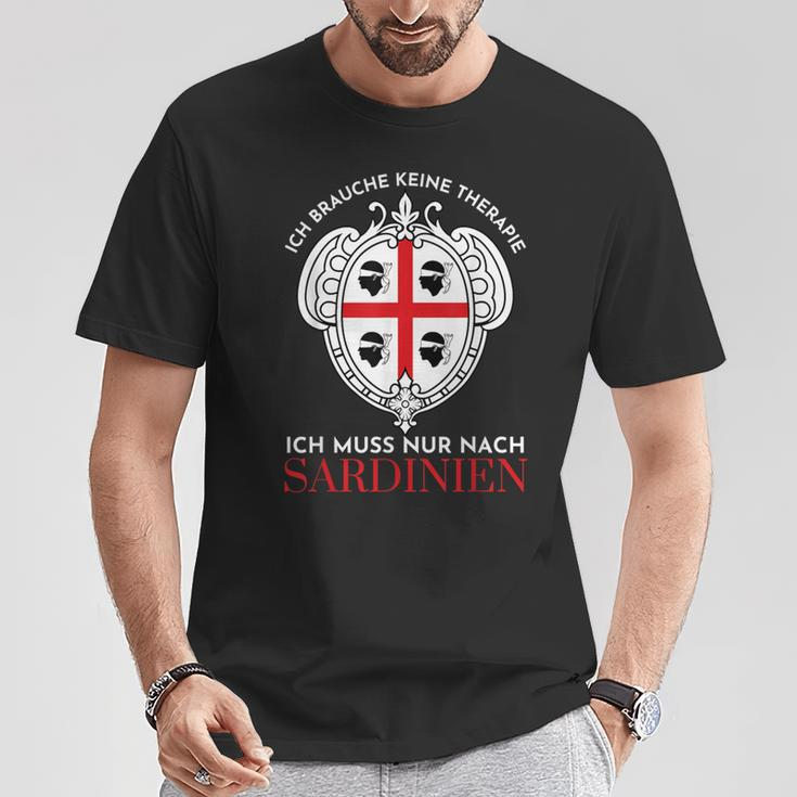 Ich Brauche Keine Therapie Ich Muss Nur Nach Sardinien T-Shirt Lustige Geschenke