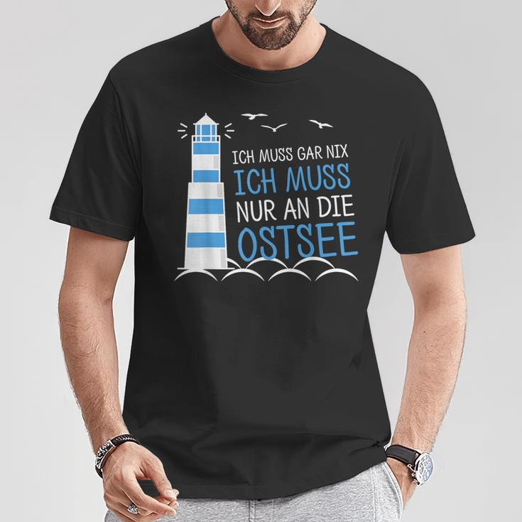 Ich Muss Garnix Ich Muss Nur An Die Baltic Sea T-Shirt Lustige Geschenke
