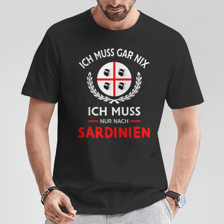 Sardegna Ich Muss Gar Nix Nur Nach Sardinien Saying T-Shirt Lustige Geschenke