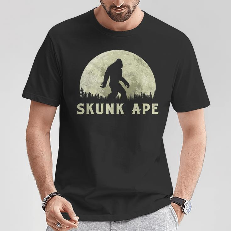 Skunk Ape Bigfoot Moon Silhouette Retro Believe T-Shirt Unique Gifts