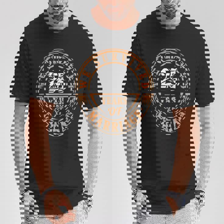 Sobrevivimos A 25 Años De Matrimonio Camiseta unisex Regalos divertidos