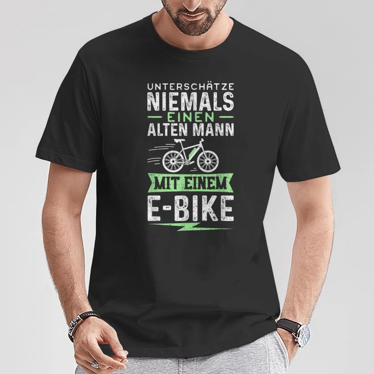 Unterschätze Niemals Einen Alten Mann Mit Ein E-Bike T-Shirt Lustige Geschenke