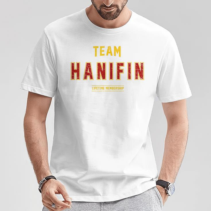 Distressed Team Hanifin Proud Family Nachname Nachname T-Shirt Lustige Geschenke