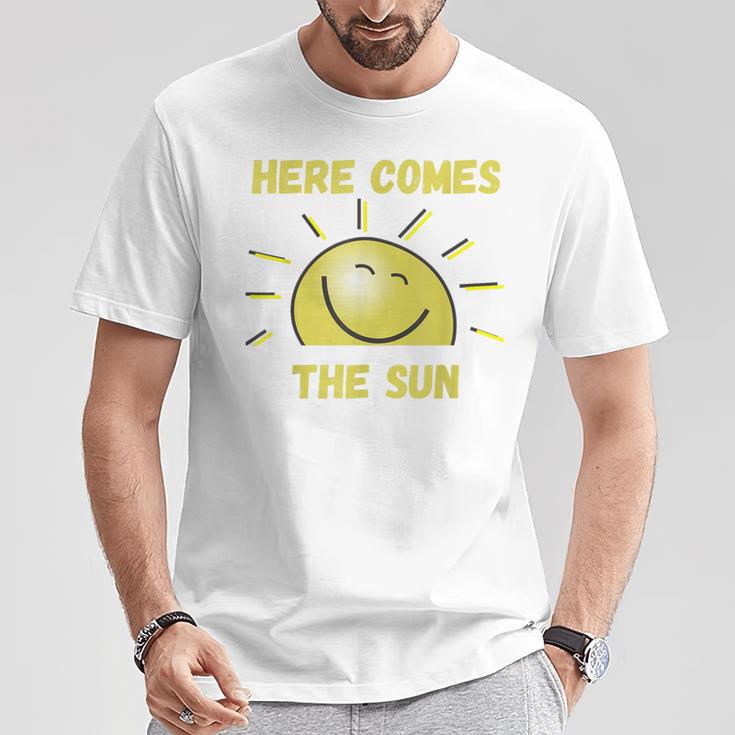 Lustig Hier Kommt Die Sonne Sonnenschein Sonnige Tage Sommer Frühling T-Shirt Lustige Geschenke