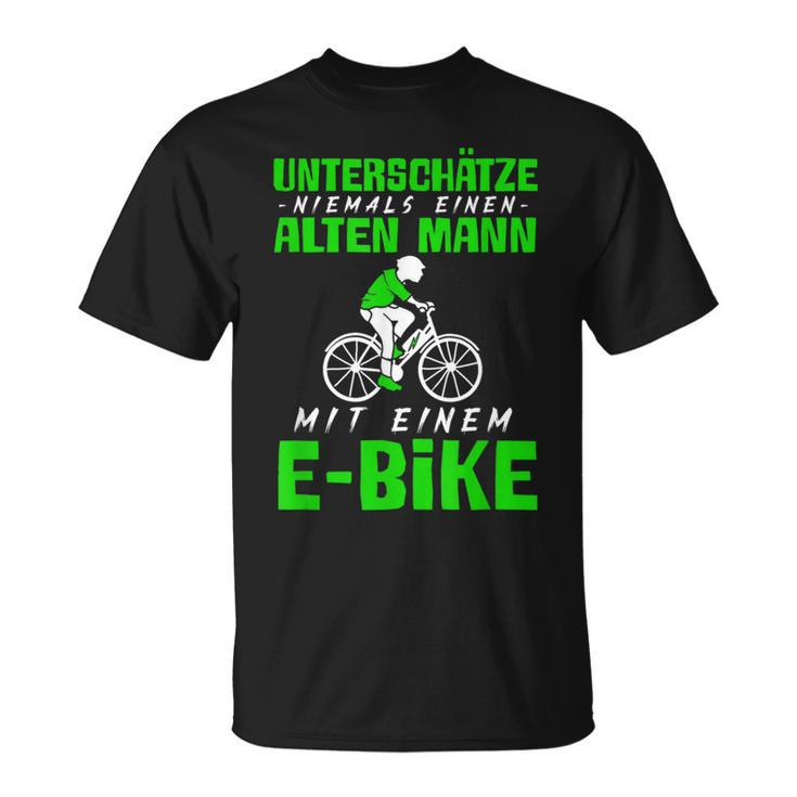 Älterer Mann mit E-Bike Schwarzes T-Shirt, Radfahrer Motiv