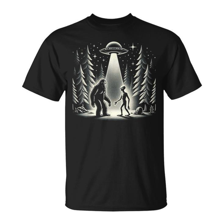 Bigfoot Meets Alien- Alien & Bigfoot Full Moon Sasquatch Ufo T-Shirt