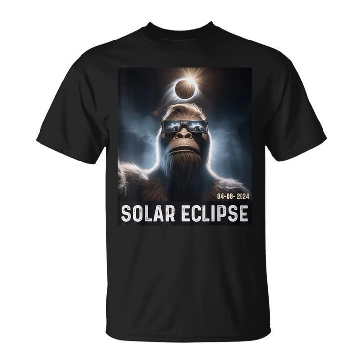 Bigfoot Taking A Selfie With Solar 2024 Eclipse Glasses Mens T-Shirt
