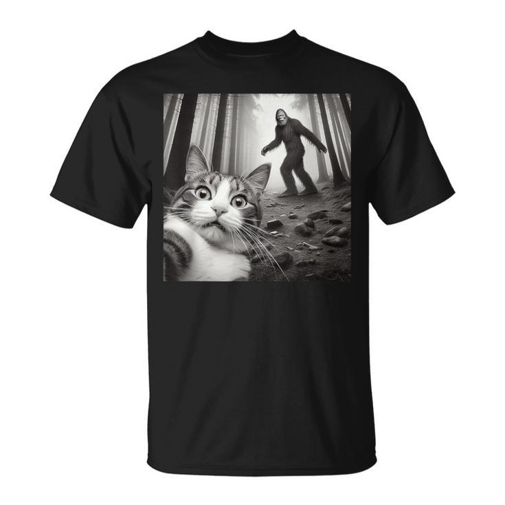 Surprised Scared Cat Selfie With Sasquatsch Bigfoot T-Shirt