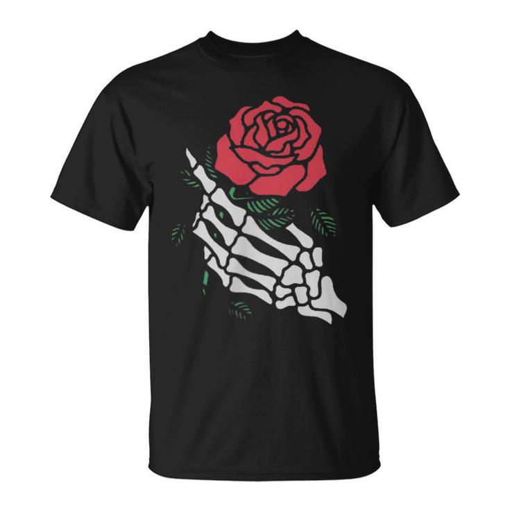 Rote Rose Weißes Skelett Hand Hält Eine Rote Rose T-Shirt