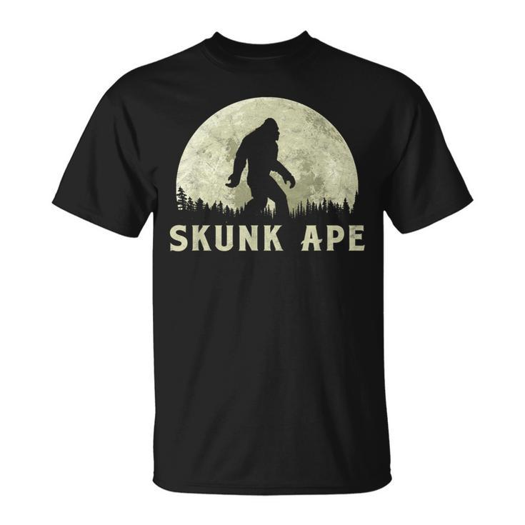 Skunk Ape Bigfoot Moon Silhouette Retro Believe T-Shirt