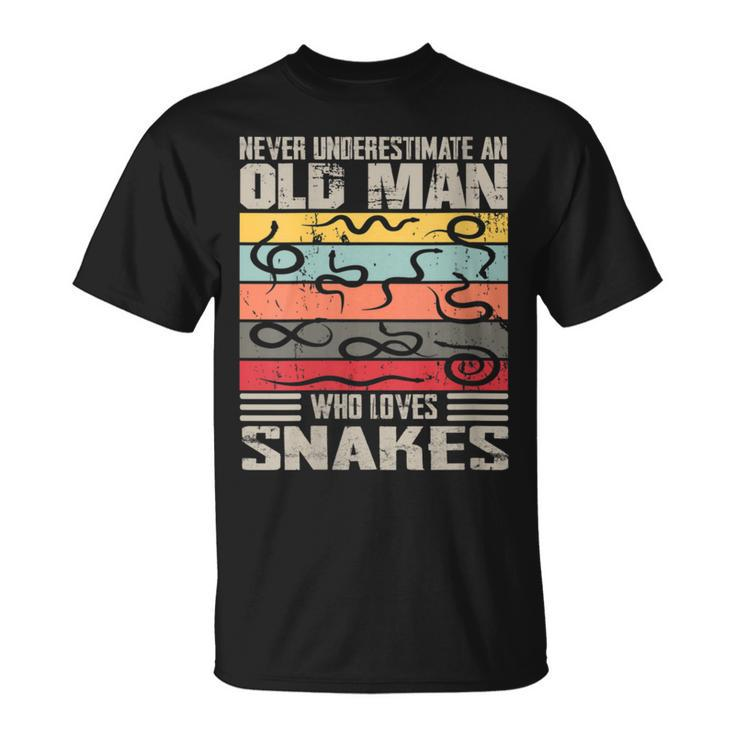Vintage Never Underestimate An Old Man Who Loves Snakes Cute T-Shirt