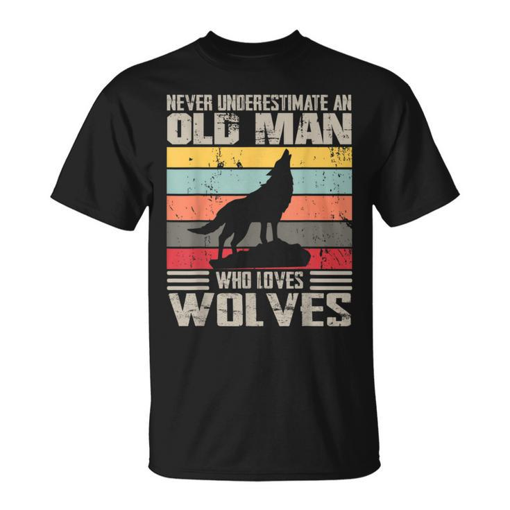 Vintage Never Underestimate An Old Man Who Loves Wolves Cute T-Shirt