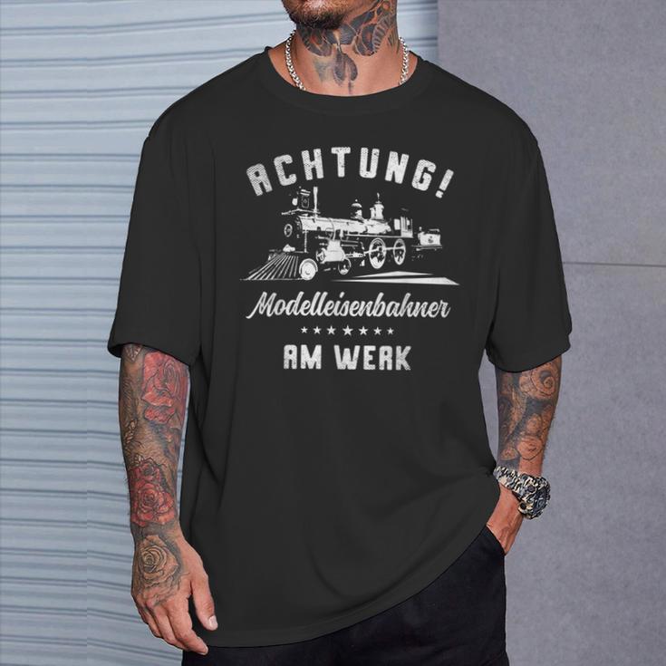 Achtung Modelleisenbahner Am Werk Für Einen Modellbauer T-Shirt Geschenke für Ihn