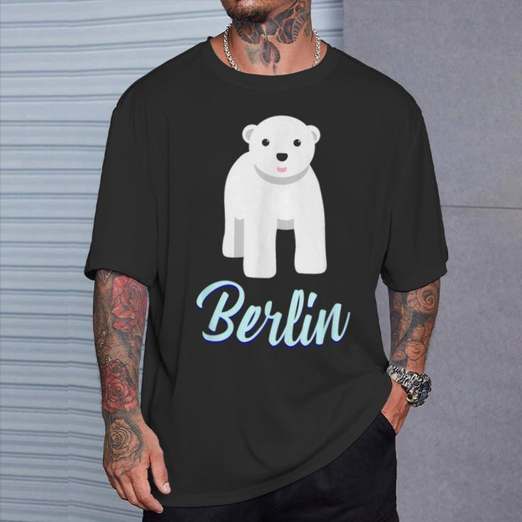 Cute Polar Bear Baby In Berlin T-Shirt Geschenke für Ihn
