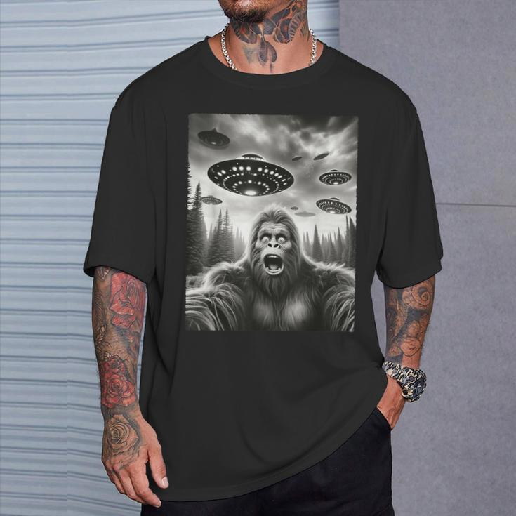 Space Meme Bigfoot Selfie With Ufos Sasquatch Alien T-Shirt Gifts for Him