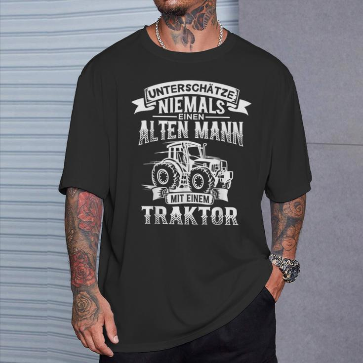 Herren-T-Shirt: Untershätzt Niemals Einen Alten Mann am Traktor Geschenke für Ihn