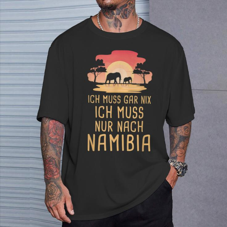 Ich Muss Gar Nix Ich Muss Nur Nach Namibia Africa Safari T-Shirt Geschenke für Ihn