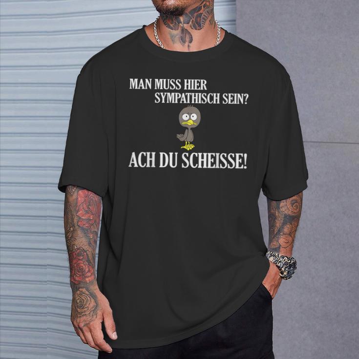 Lustiges Man Muss Hier Sympathisch Sein T-Shirt Geschenke für Ihn