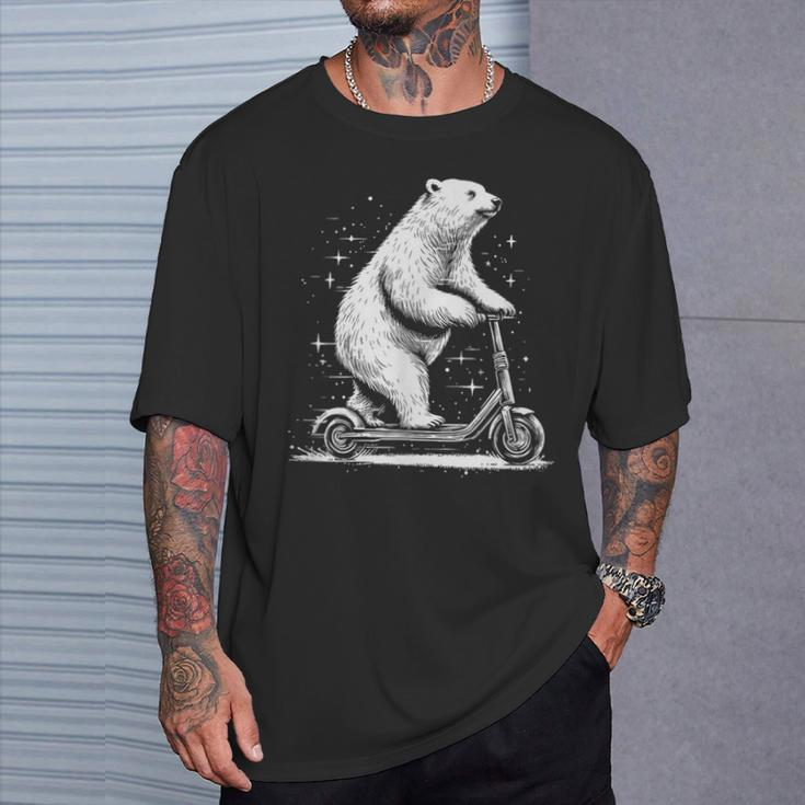 Polar Bear On An E-Scooter T-Shirt Geschenke für Ihn