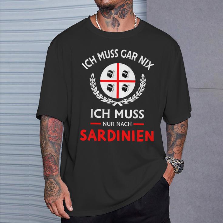 Sardegna Ich Muss Gar Nix Nur Nach Sardinien Saying T-Shirt Geschenke für Ihn