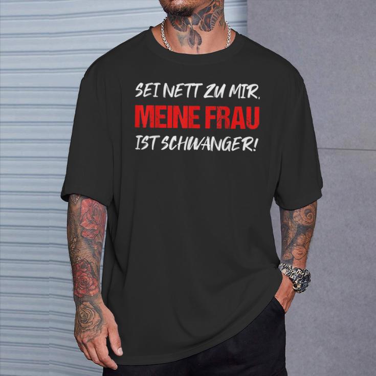 Sei Nett Meine Frau Ist Pregnant Papa Fatherhood T-Shirt Geschenke für Ihn