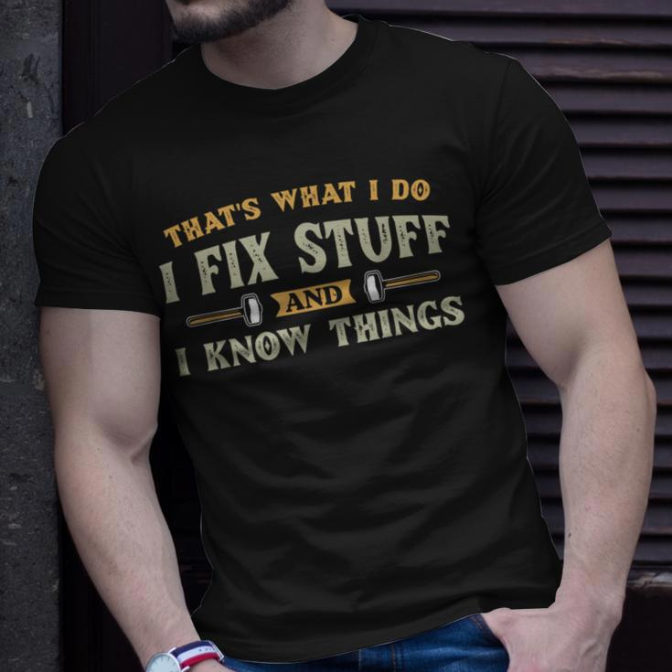 That's What I Do I Fix Stuff And I Know Things Men T-Shirt Gifts for Him