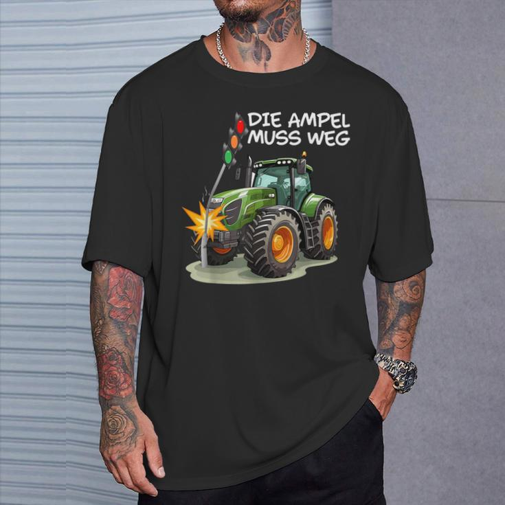With Traktor Rammt Ampel Die Ampel Muss Weg T-Shirt Geschenke für Ihn