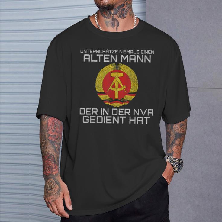 Underschatz Nie Einen Old Mann Der In Der Nva Gedient Hat In T-Shirt Geschenke für Ihn