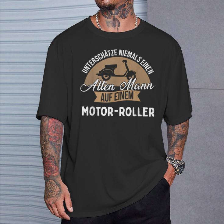 Underschatz Niemal Eine Alten Mann Auf Einem Roller T-Shirt Geschenke für Ihn