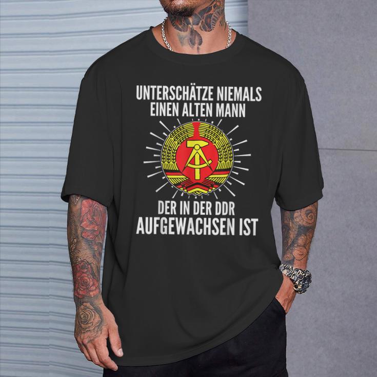 Underschatz Niemals Einen Alte Mann Der In Der Ddr S T-Shirt Geschenke für Ihn