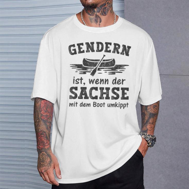 Gendern Ist Wenn Der Sachse Mit Dem Boot Umkippt T-Shirt Geschenke für Ihn