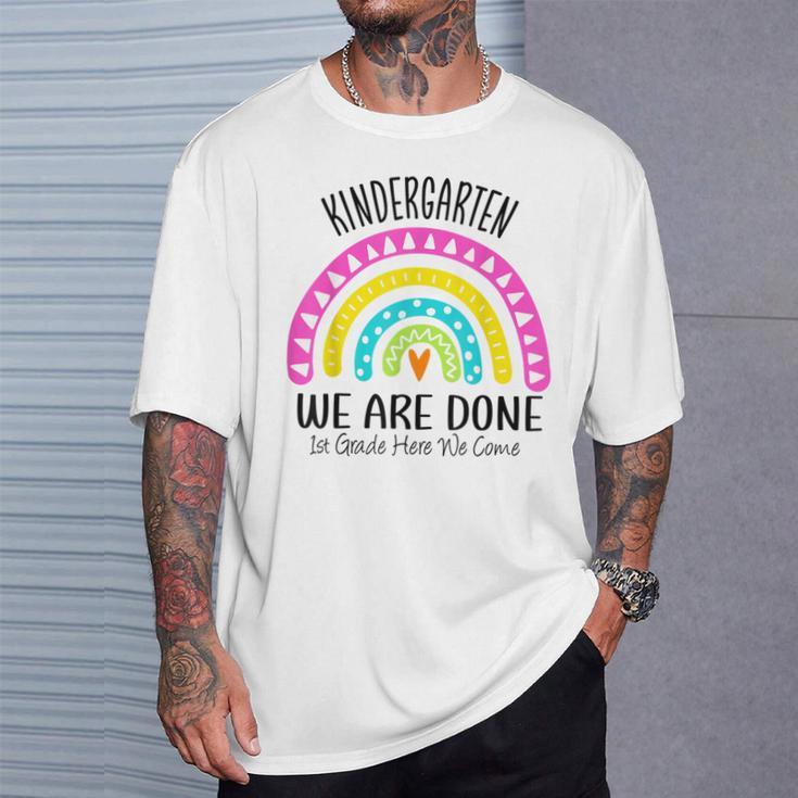 Kindergarten Abschluss 1 Klasse Hier Kommen Wir Regenbogen T-Shirt Geschenke für Ihn