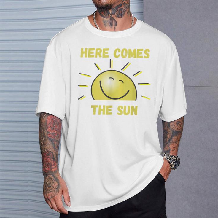 Lustig Hier Kommt Die Sonne Sonnenschein Sonnige Tage Sommer Frühling T-Shirt Geschenke für Ihn