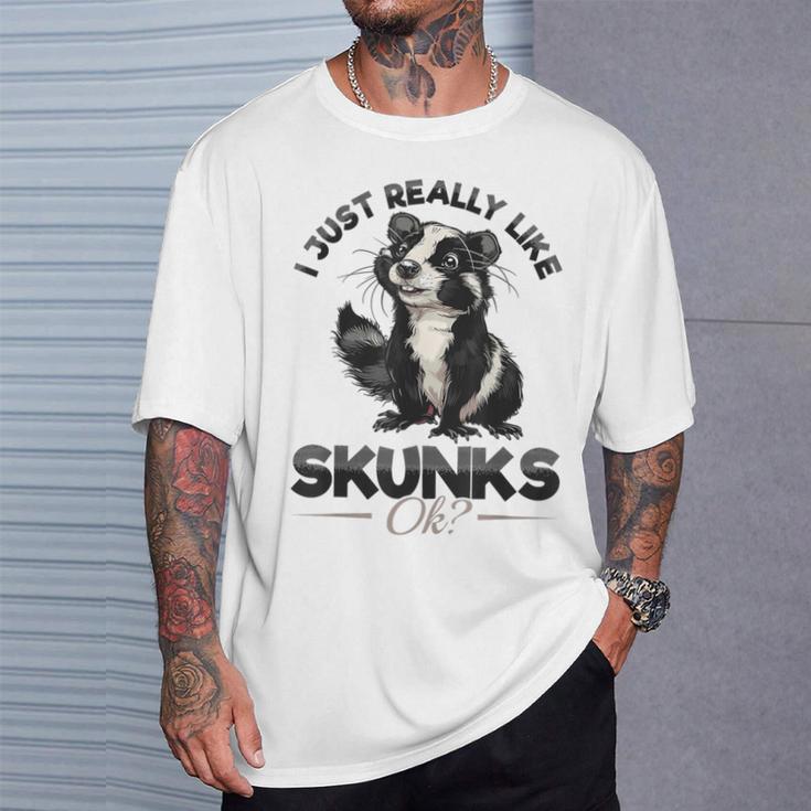 Lustiges Stinktier I Just Really Like Skunks Ok T-Shirt Geschenke für Ihn