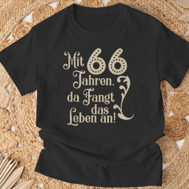 66 Birthday With 66 Years Da Fangt Das Leben An T-Shirt Geschenke für alte Männer