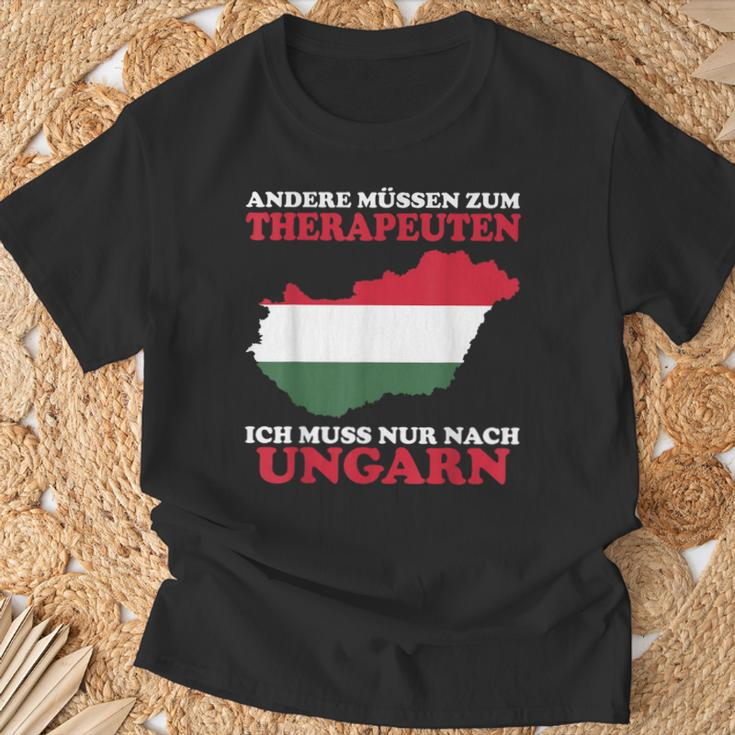 Andere Muss Zum Therapeuten Ich Muss Nur Nach Hungary T-Shirt Geschenke für alte Männer