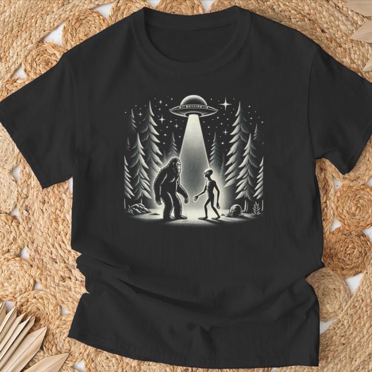 Bigfoot Meets Alien- Alien & Bigfoot Full Moon Sasquatch Ufo T-Shirt Gifts for Old Men