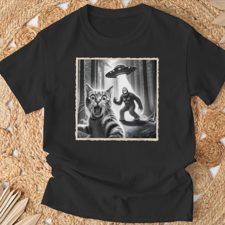 Cat Selfie With Bigfoot & Ufo Sasquatch & Cat T-Shirt Gifts for Old Men