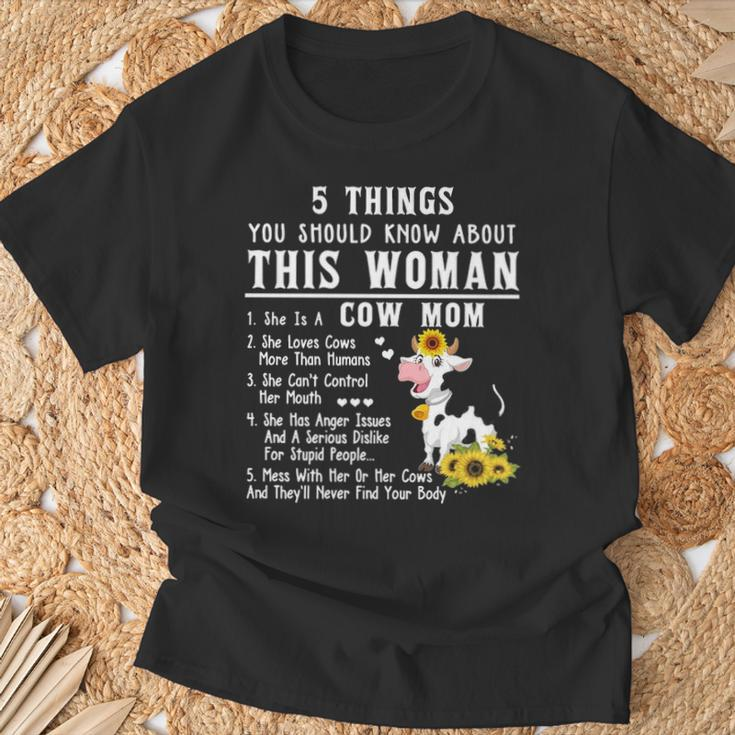 Cow 5 Things You Should Know About This Woman She Is A Cow Mom T-Shirt Gifts for Old Men