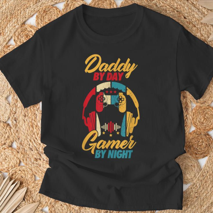 Daddy By Day Gamer Bei Nacht Lustige Papa Witze Gamingintage T-Shirt Geschenke für alte Männer