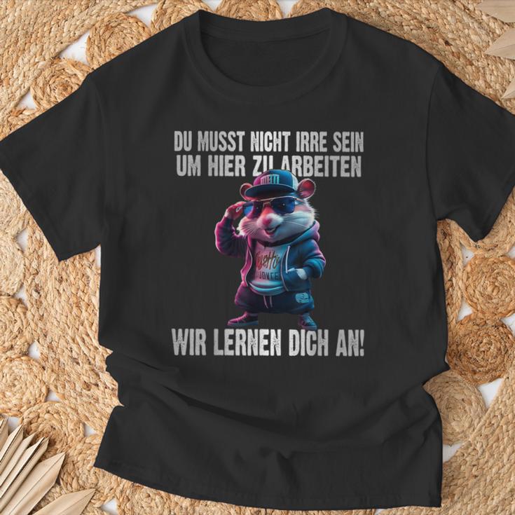 Du Musst Nicht Irre Sein Um Hier Zu Arbeiten Wir Lernen Dich T-Shirt Geschenke für alte Männer