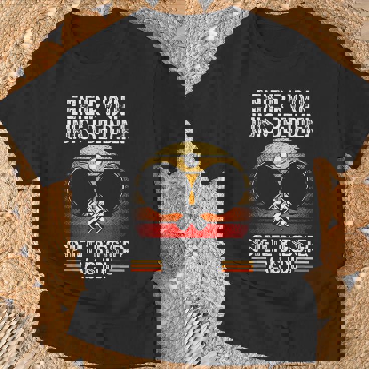 Ein Von Uns Beiden Spielt Besser Tischten T-Shirt Geschenke für alte Männer