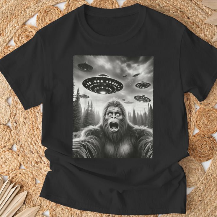 Space Meme Bigfoot Selfie With Ufos Sasquatch Alien T-Shirt Gifts for Old Men