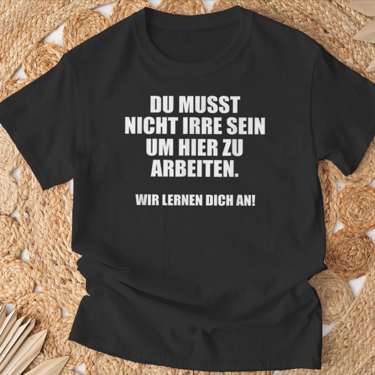 Work Du Muss Nicht Irre Sein Um Hier Zu Arbeiten Y T-Shirt Geschenke für alte Männer