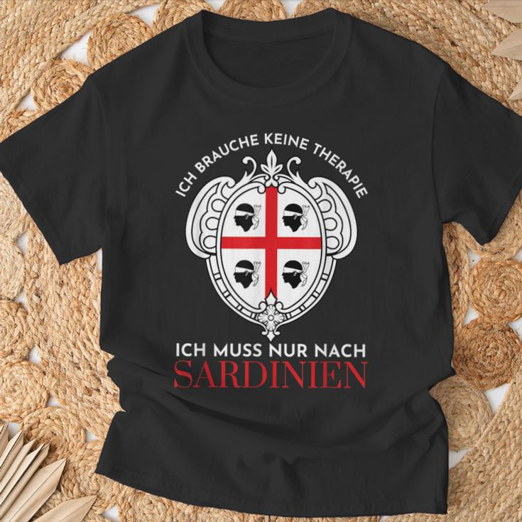 Ich Brauche Keine Therapie Ich Muss Nur Nach Sardinien T-Shirt Geschenke für alte Männer