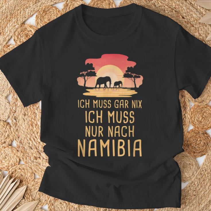 Ich Muss Gar Nix Ich Muss Nur Nach Namibia Africa Safari T-Shirt Geschenke für alte Männer