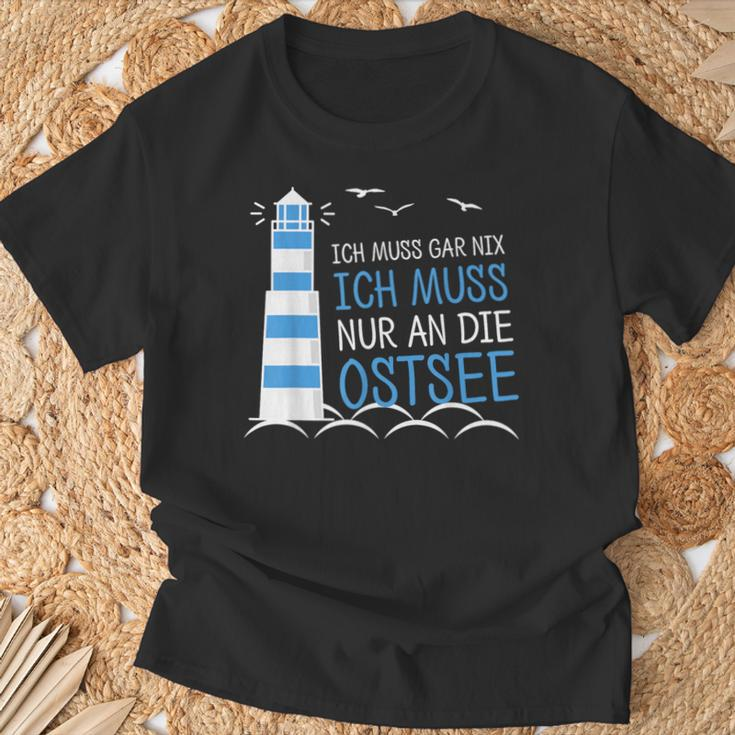 Ich Muss Garnix Ich Muss Nur An Die Baltic Sea T-Shirt Geschenke für alte Männer