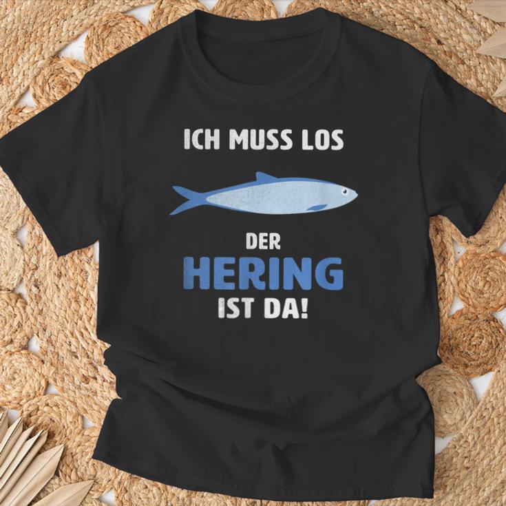 Ich Muss Los Der Hering Ist Da Ich Muss Los Der Herring Ist T-Shirt Geschenke für alte Männer